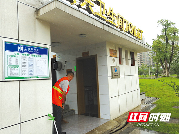 浏阳市政东广场的公共厕所外墙挂上了"所长制"管理公示牌.李小雷 摄