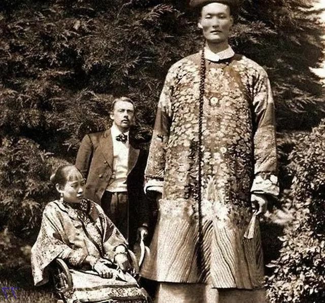 8张罕见老照片:图4是晚清巨人詹世钗身高三米,图七是什么鬼?