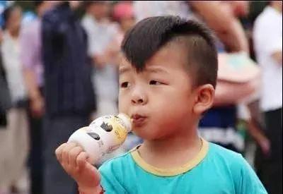                     喝多了这东西，5岁男娃肠阻梗：这4种饮料，别再给孩子喝了