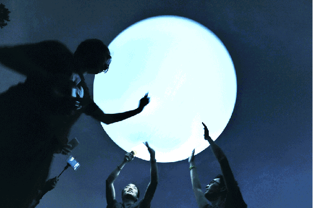 海上风微刊诗歌抱着月亮失眠作者于连江诗夫制作唯美阳光诵读红豆艺术