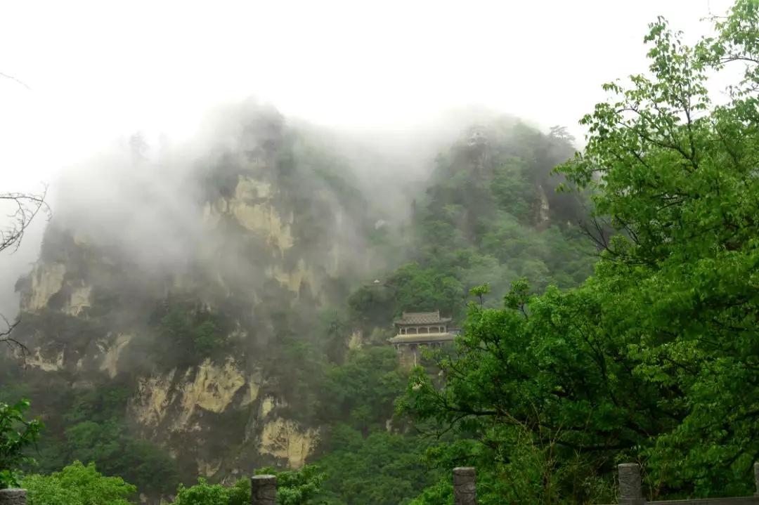 雨中的崆峒山 洗涤心里沉积的忧愁 擦净心上染满的尘埃 整个人都通透