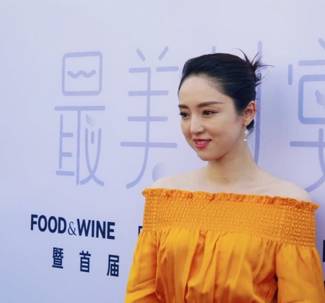 董璇身穿黄色一字肩连衣裙出席活动满满的温婉端庄的女性气息