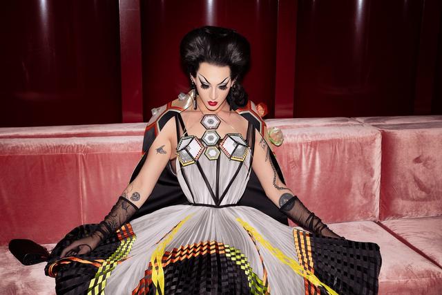 在巴黎violetchachki再次证明了她才是时装女王