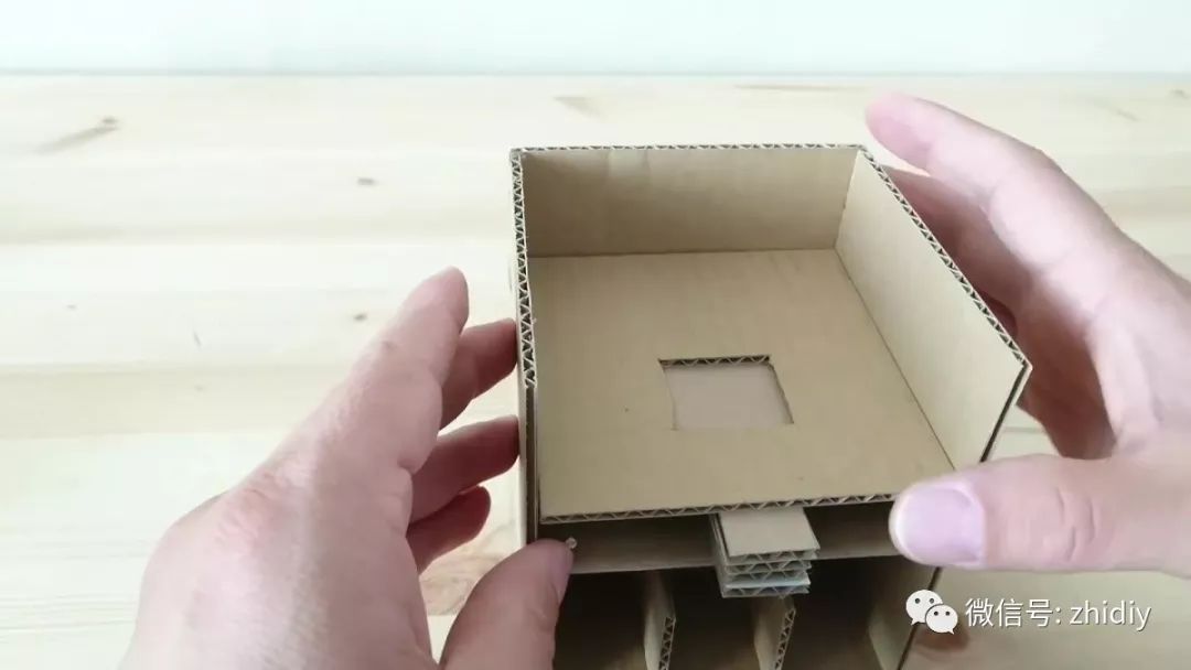 旧物利用 | 一个纸箱子   一些糖果,就能 diy 成一个机关小游戏 (附