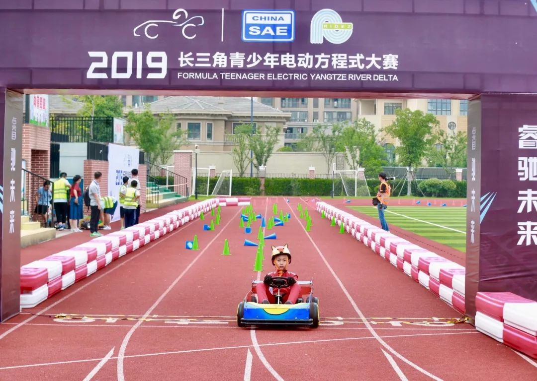 刚刚,一群小年轻在嘉兴实验小学操场疯狂飙车