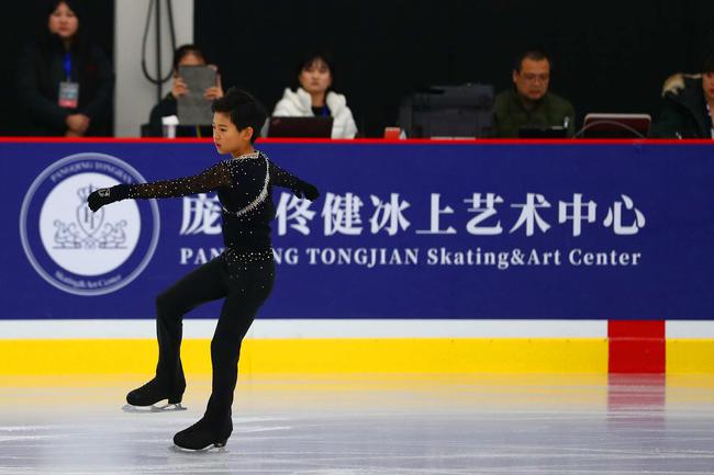来源:新浪体育 2019年6月30日,北京市朝阳区青少年花样滑冰锦标赛暨