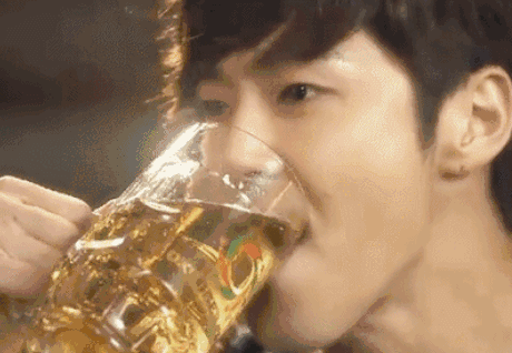 在酒桌上, 有一句话叫 却也会害人 小郑今年25岁,前些天因公司聚会