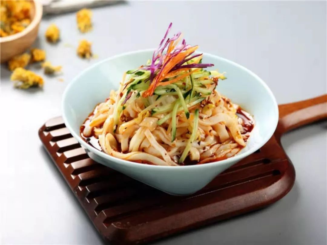 经典凉皮1份或麻酱凉皮1份 骨汤酸辣粉1份 相思红豆粥1份 潼关肉夹馍2