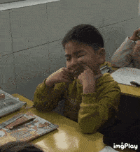 孩子在学校里做眼保健操的