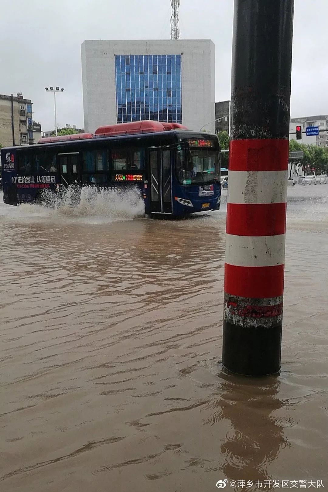 受大雨影响,万龙湾一度积水严重▲萍水北路萍乡中学桥下,西门老火车