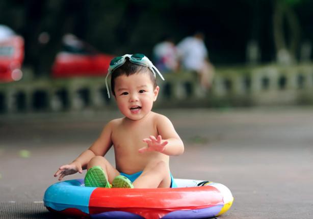                      2岁男童成面瘫，儿科医生：夏季带娃，别做3件事，实在坑孩子