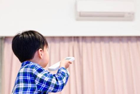                     4岁宝宝拉肚子10次，医生：夏季天气再热，也不能让娃这部位受凉