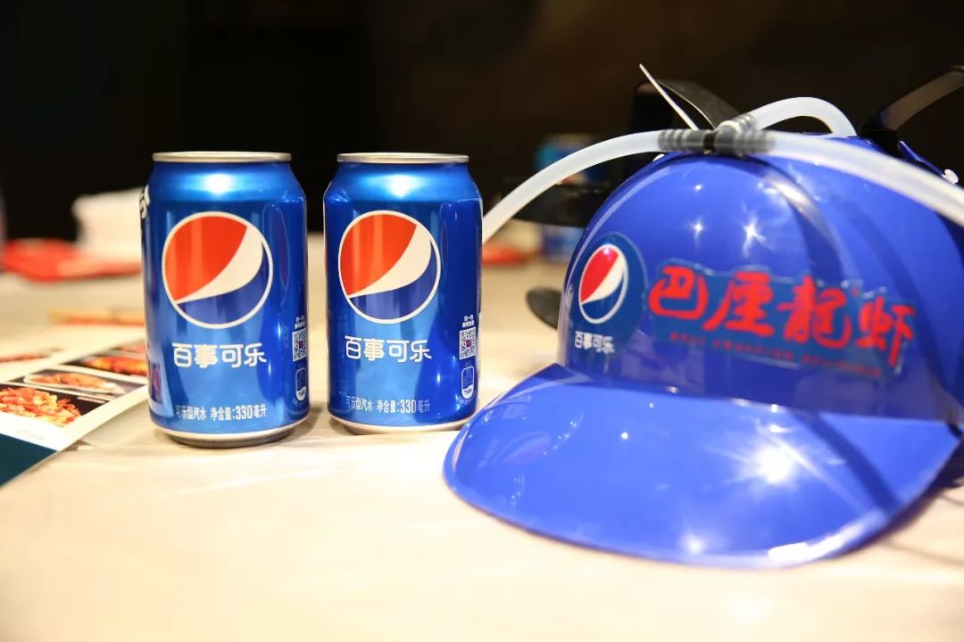 就好比你小龙虾吃到正酣,满口热辣,迫切需要一口百事可乐的劲爽,却要