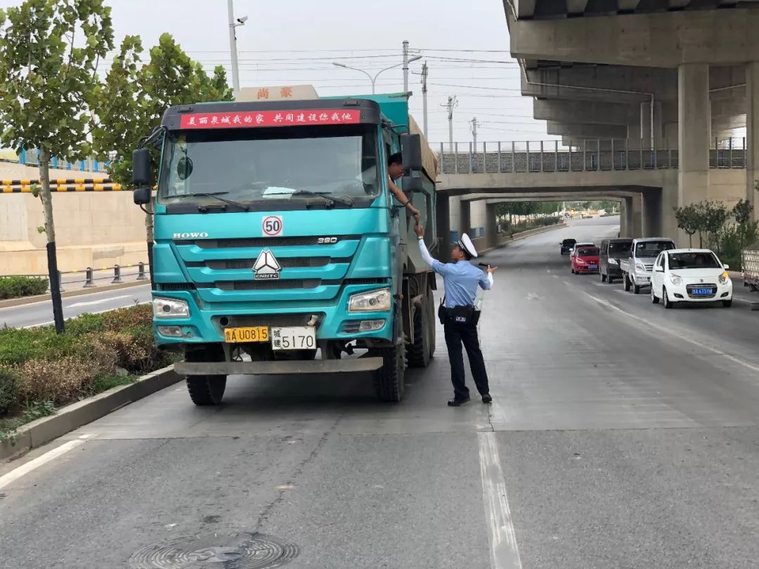 拦腰撞罐车 每每有类似事故发生 所以,我们不得不对渣土车使出重拳