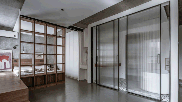 玻璃,木制的隔断将空间分成四个部分 卧室,起居室,厨房和浴室