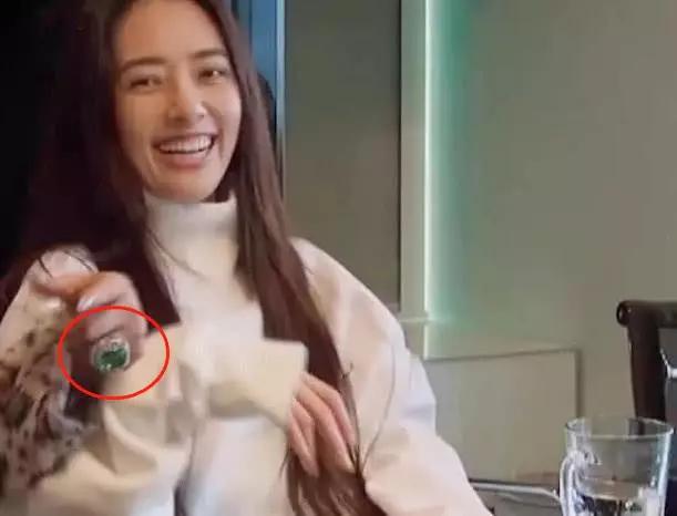 向太戴百万钻戒被质疑炫富,得知郭碧婷的水杯价格,网友:打扰了