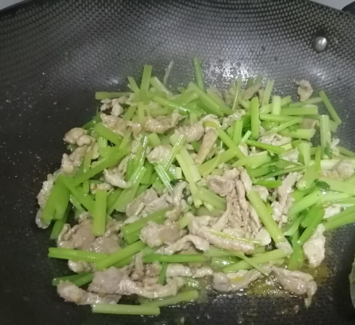 炒肉丝需要放盐吗 e8efa93281e5454eab3fe05e92d8707f.jpeg