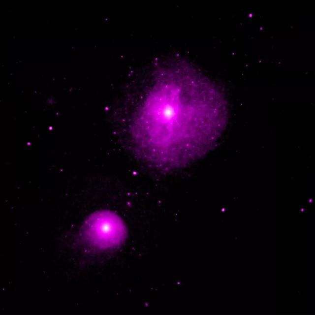 从天炉座星系团(fornax cluster)中弹出的双星.