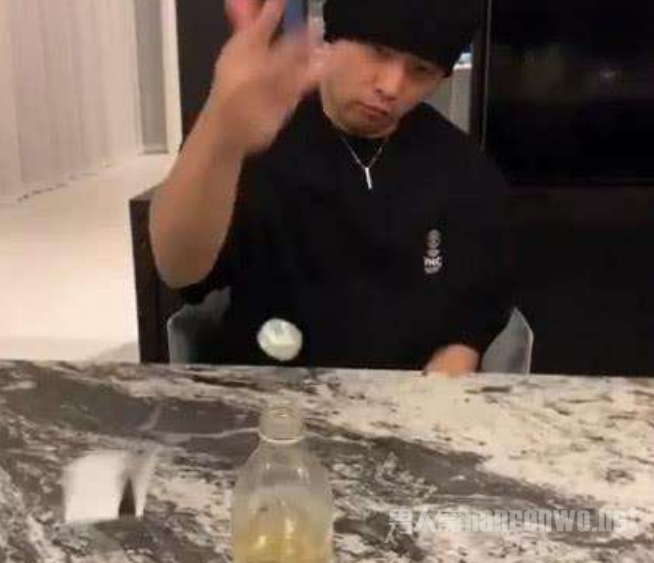 凯莉海豚音开瓶盖什么原理_凯莉包是什么牌子