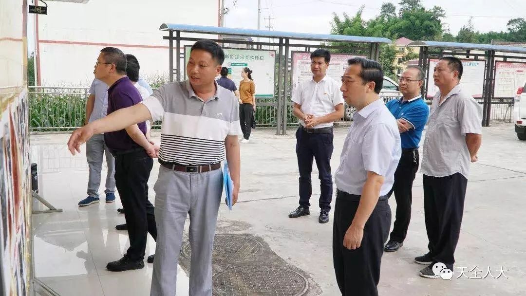 省人大常委会人代工委主任王天福一行深入仁义乡检查指