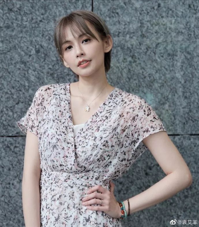 糊到全裸拍广告赚钱,剪短发后却神似邱