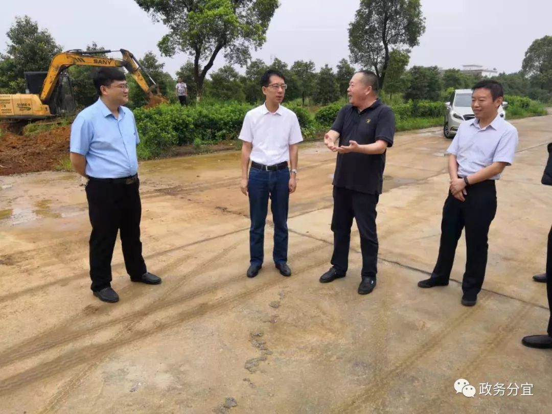 7月10日,县委副书记,县长胡军走访慰问部分因遭受暴雨洪涝灾害导致