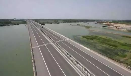 据了解,阜南县与固始县跨淮河特大桥建设由王家坝淮河大桥和三河尖