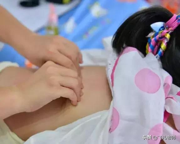                     给小宝宝捏脊有很多好处，那怎么捏是科学的