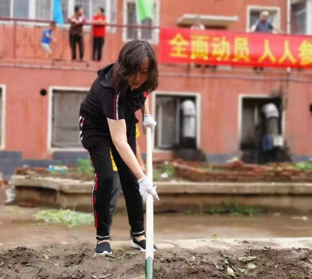 区委副书记,区长高明芬在建设街建业社区松原二中家属楼参加创卫活动