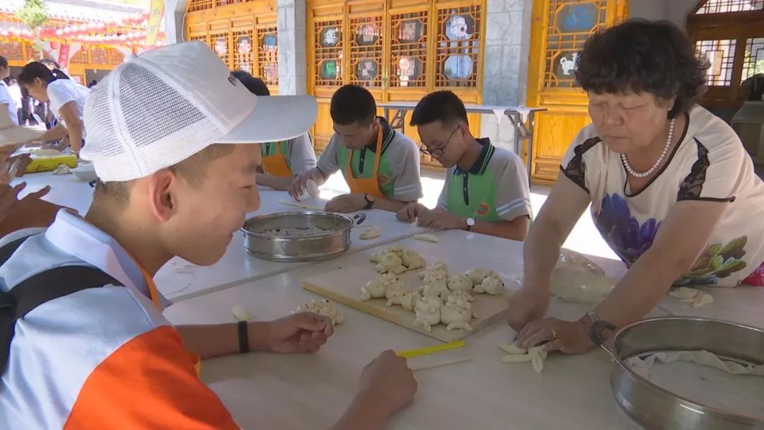 活动中,学生们通过集体旅行,集中用餐的方式,在与平常不同的生活中