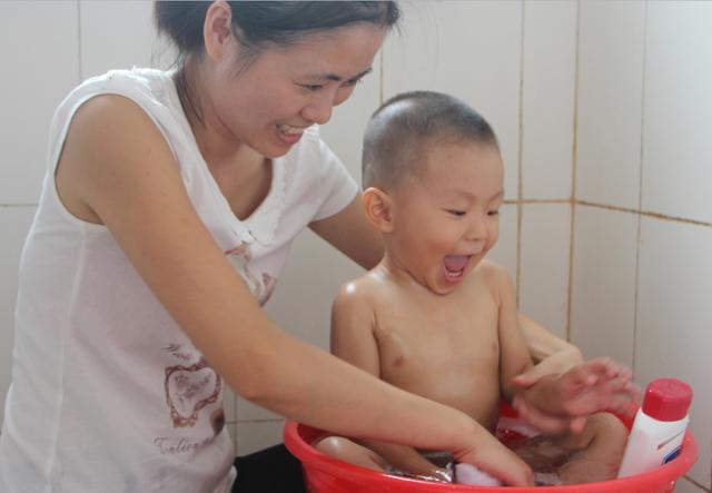                     孩子爱出汗是因为缺钙？医生：八杆子打不着，主要是这3个原因