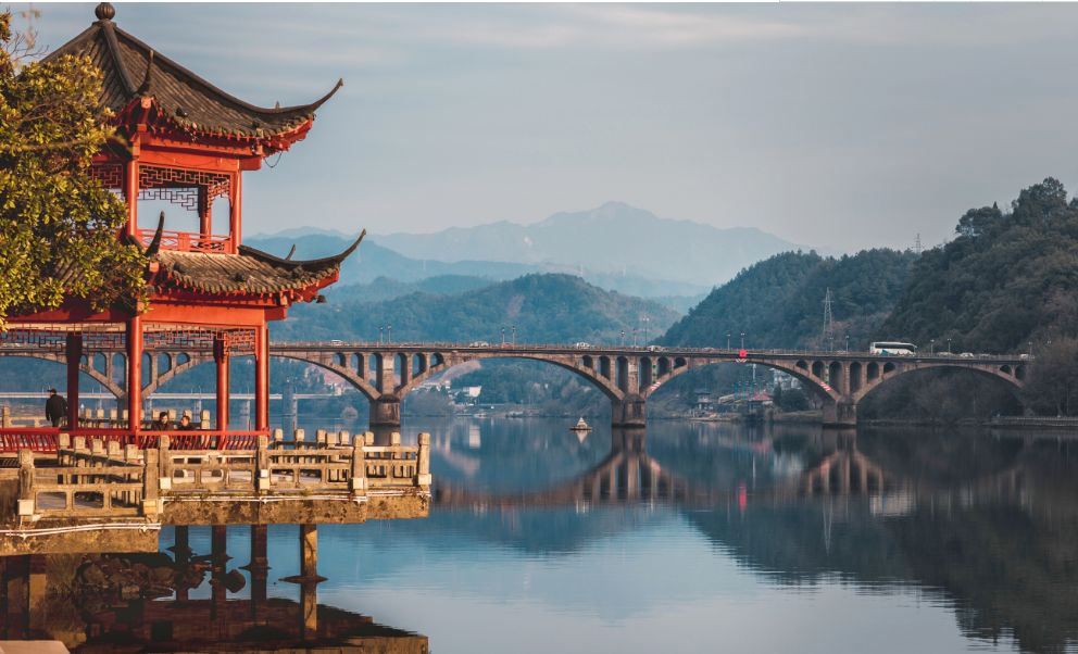 在17℃建德新安江山水画廊中奔跑,途径印刻了岁月痕迹的白沙桥,踏过网