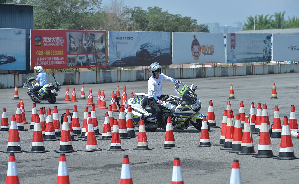 警察骑摩托车 高难度炫技