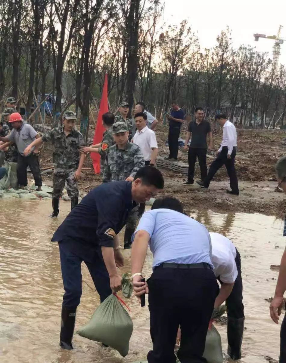 康叔南董事长在一线提沙袋堵管涌