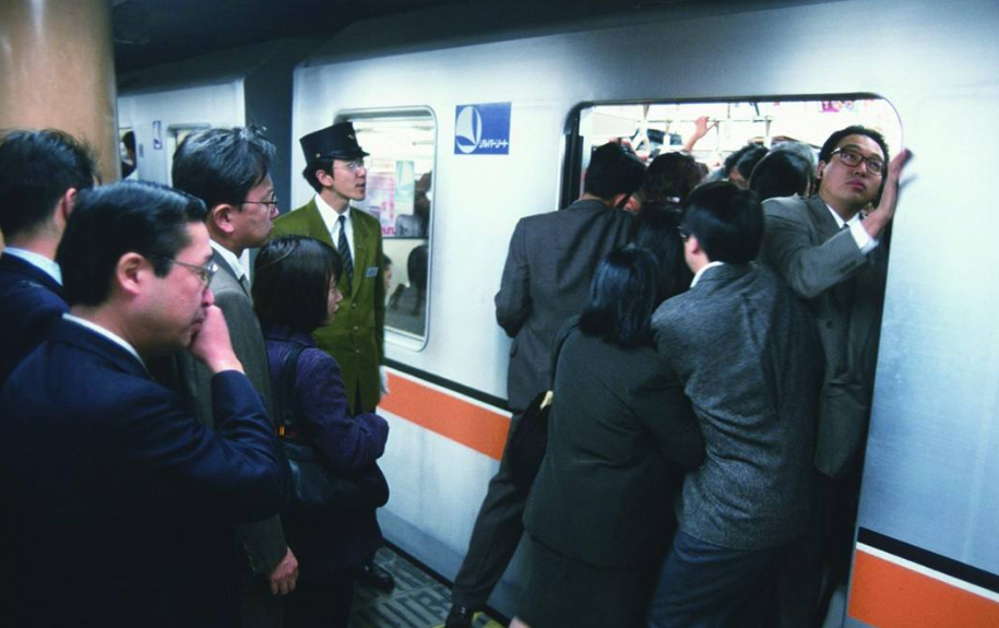 原创日本地铁有多"挤,为何女生都不想坐?网友:看到高峰期怂了!