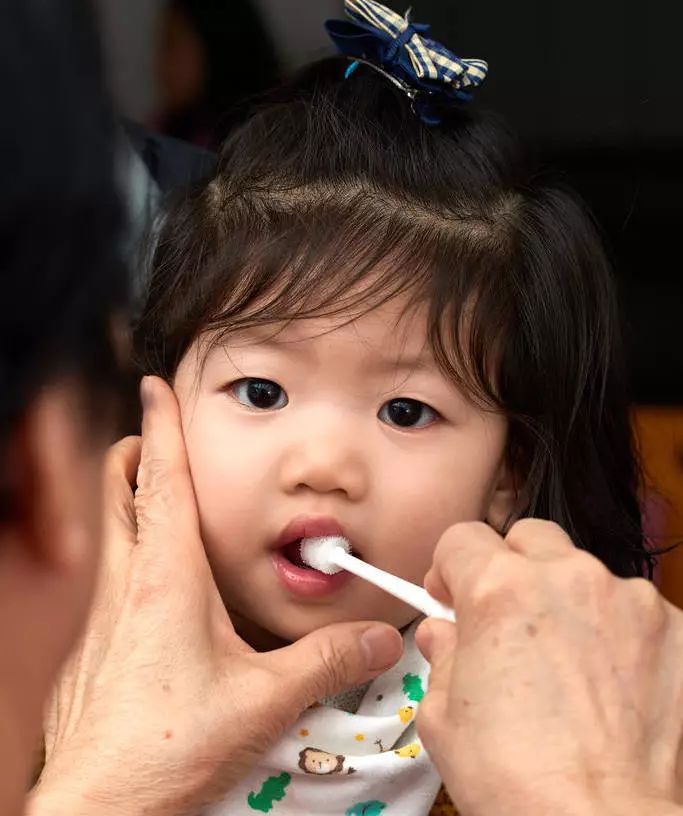                     那些早早让孩子自己刷牙的父母，现在肠子都悔青了！