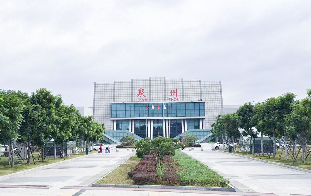 泉州的第一个飞机场 泉州晋江国际机场原为军用机场,始建于1955年.