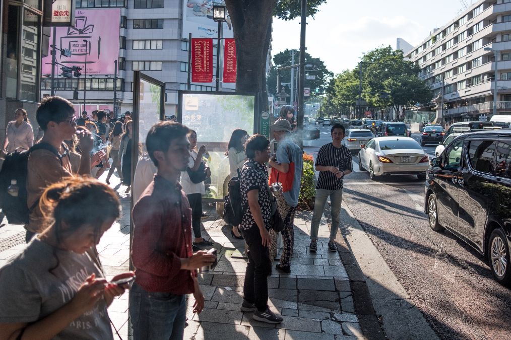 原创日本街头实拍:到处都很干净,露天马路也禁止吸烟,有人巡逻罚款