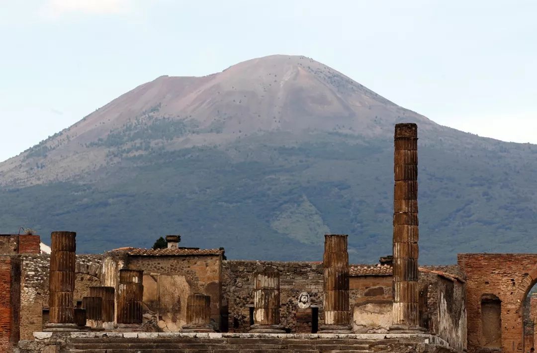 紧邻维苏威火山的庞贝古城