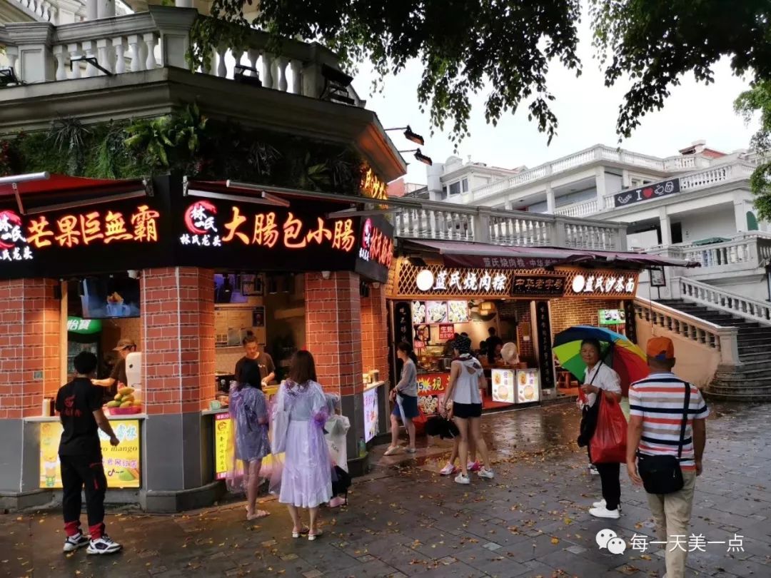 岛上街道短小,纵横交错,名胜古迹保持了历史风貌,沿街店铺星罗棋布,煞