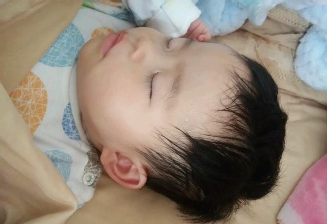                     孩子爱出汗是因为缺钙？医生：八杆子打不着，主要是这3个原因