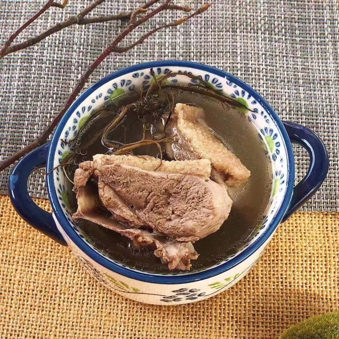 午餐:米饭,叉烧肉,西红柿焖豆炸,花生核桃猪骨汤 晚餐:三鲜汤面,蒸