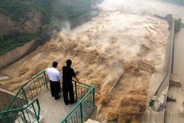 河南三门峡大坝泄洪 气势如虹泥沙飞泄