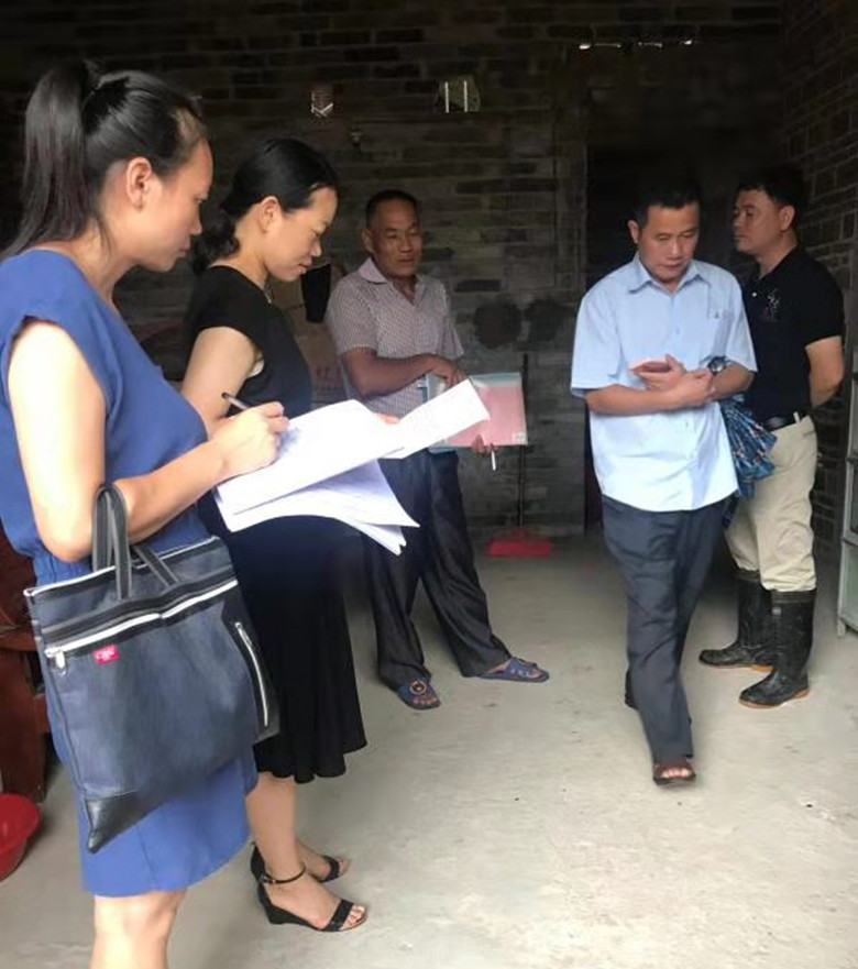 龙圩区区委常委,宣传部部长,副区长刘念到龙圩镇念村村委调研脱贫攻坚