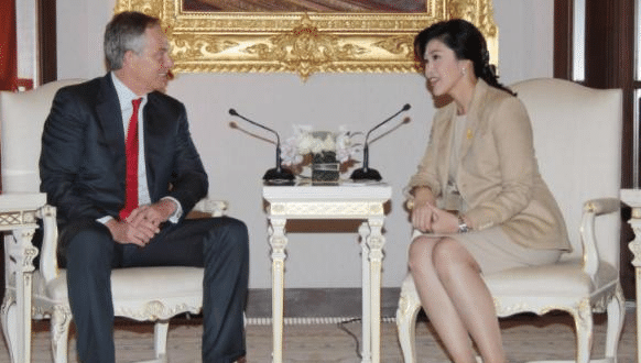 泰国前总理英拉:丰润婀娜太迷人,和普京"穿情侣装"娇羞低头
