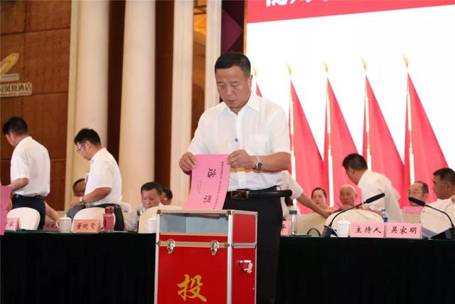 区三届人大四次会议闭幕姜皓当选曾都区区长