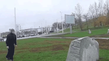 爆笑gif图:大姐蹲在石头上就别嘚瑟了,掉下来尴了吧