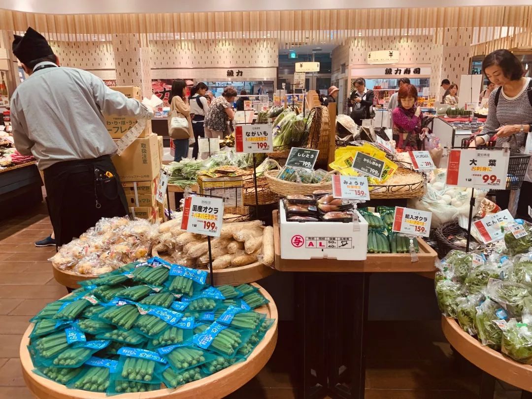 成城石井超市致力于打造魅力商品,魅力商店和培养魅力人才。成城石井超市极为重视商品开发,定位于开发高附加价值商品,如主力商品的红酒采取恒温进口。起司、熟食、火腿、面包等商品由本公司配送中心生产配送。 1、坚持自主开发顾客感受得到的高价值商品 2、坚持从生产到销售的安全标准设定 3、坚持自主开发商品商标上标记过敏原 4、坚持自主研发商品不含防腐剂、合成色素、化学添加剂等对人体有害物质的商品 成城石井的熟食、点心、肉食制造工厂从2012年5月取得【东京都食品卫生自主管理认证】。根据该认证及准,成城石井实