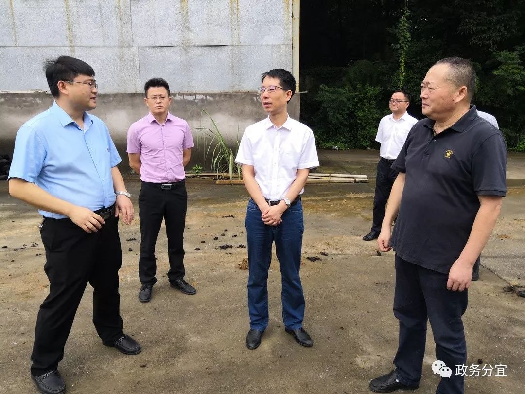 7月10日,县委副书记,县长胡军走访慰问部分因遭受暴雨洪涝灾害导致
