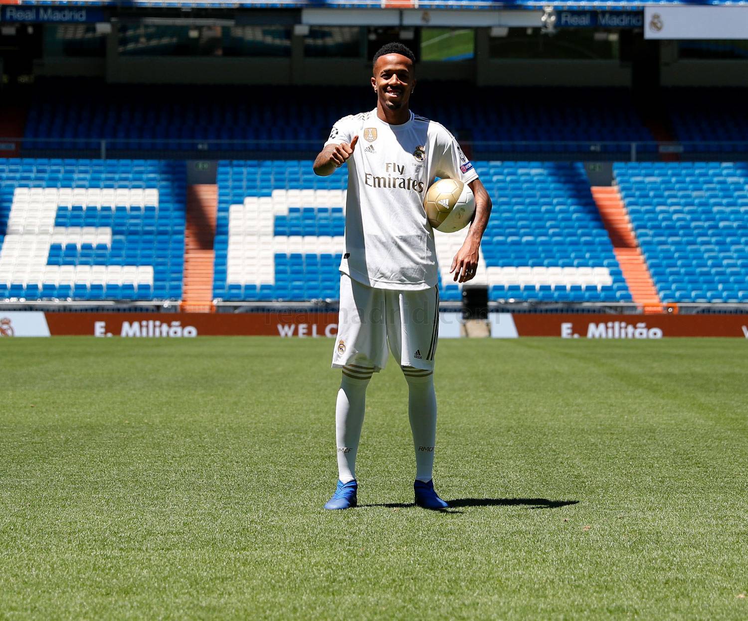 组图:皇马新援米利唐亮相伯纳乌 深情亲吻队徽